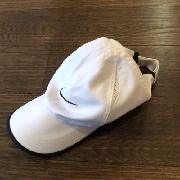 Women’s Featherflight Dri-Fit hat - Picture 1 of 8